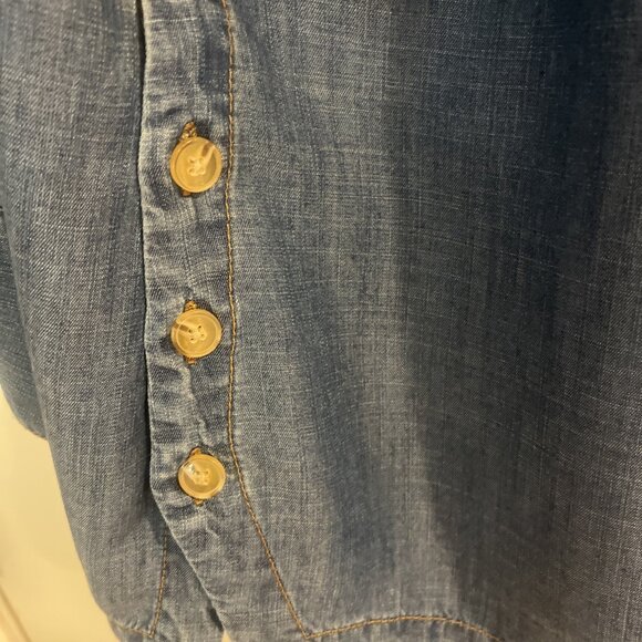 CHICO'S Chambray Shirt S 1/8-10 Womens Small Blue Button Side Detail Long Sleeve - Picture 4 of 12